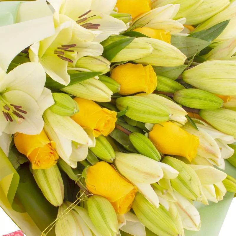 Foto 5 Ramo de flores - Ramo con liliums blancos y rosas ecuatorianas amarillas
