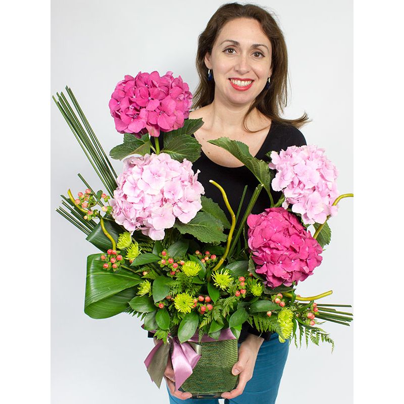 Foto con persona Jardín de hortensias - Flores a domicilio Foto con persona Jardín de hortensias - Flores a domicilio