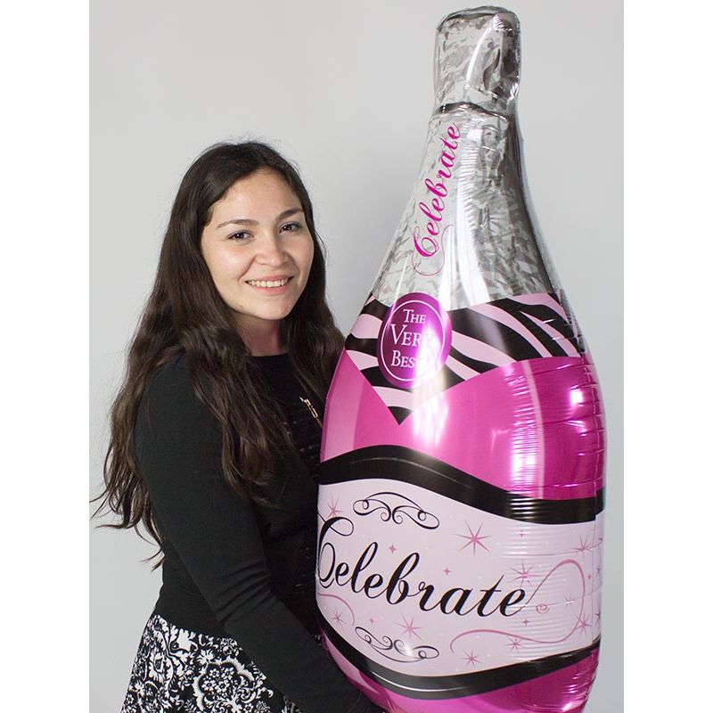 Foto con persona Globo Botella de champagne gigante ROSADO - Flores a domicilio Foto con persona Globo Botella de champagne gigante ROSADO - Flores a domicilio