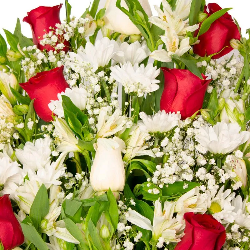 Foto 5 Pésame con rosas rojas - Arreglo floral de condolencias con rosas blancas y rojas, y mix de flores blancas de temporada