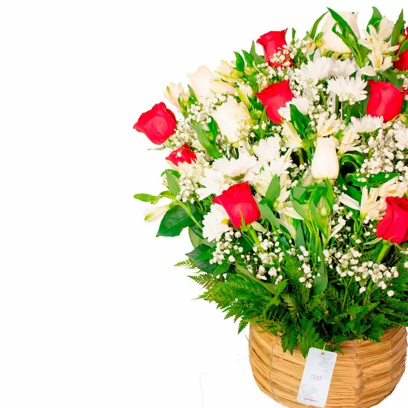 Foto 4 Pésame con rosas rojas - Arreglo floral de condolencias con rosas blancas y rojas, y mix de flores blancas de temporada