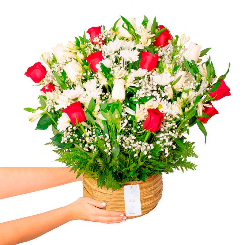 Foto con persona Pésame con rosas rojas - Flores a domicilio Foto con persona Pésame con rosas rojas - Flores a domicilio