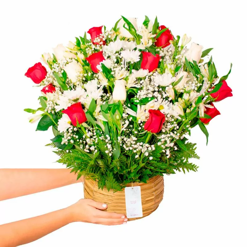 Foto 2 Pésame con rosas rojas - Arreglo floral de condolencias con rosas blancas y rojas, y mix de flores blancas de temporada