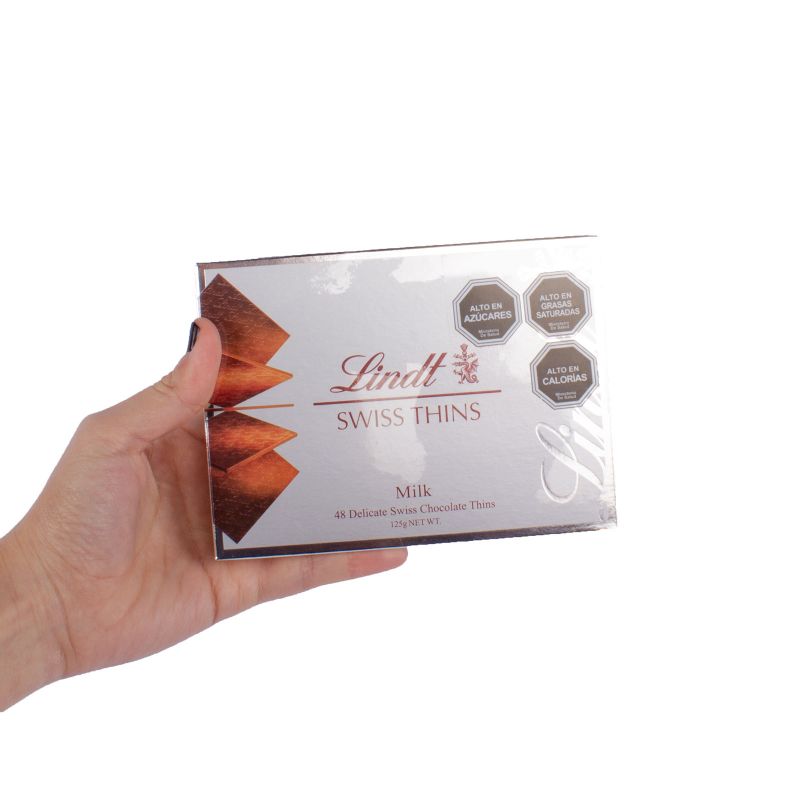 Foto con persona Lindt Swiss Thins Milk 125g - Flores a domicilio Foto con persona Lindt Swiss Thins Milk 125g - Flores a domicilio