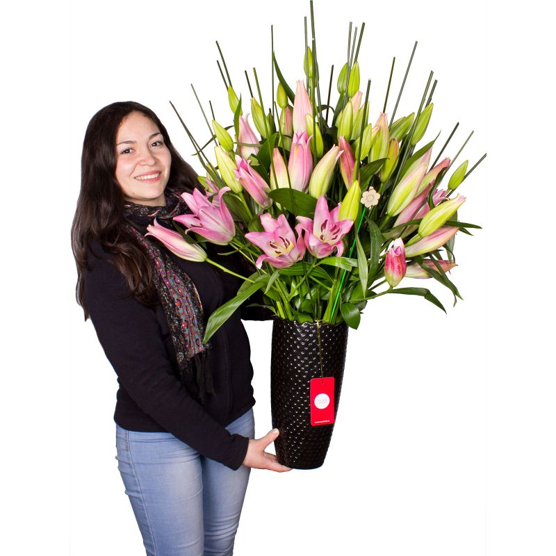 Foto con persona Jardín de Lilium Rosados - Flores a domicilio Foto con persona Jardín de Lilium Rosados - Flores a domicilio