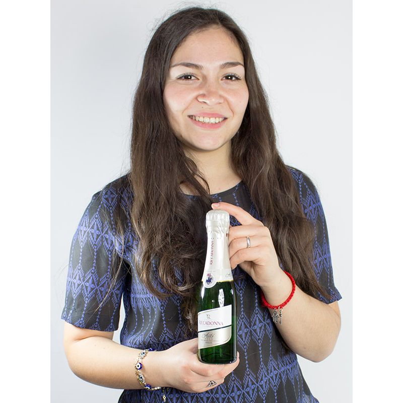 Foto con persona Sparkling Wine Riccadonna Asti 200ml - Flores a domicilio Foto con persona Sparkling Wine Riccadonna Asti 200ml - Flores a domicilio