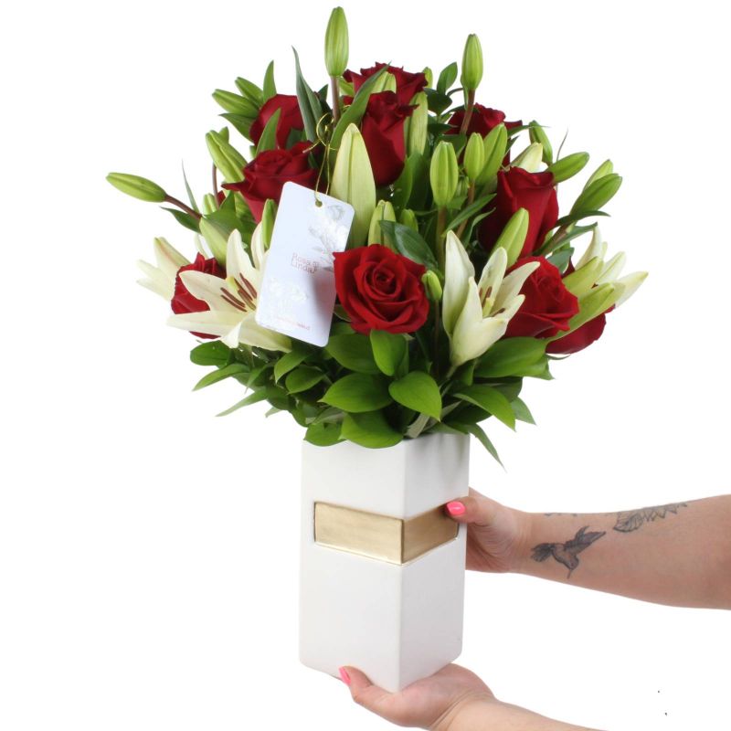 Foto con persona Pascuala Rosas rojas y Liliums blancos - Flores a domicilio Foto con persona Pascuala Rosas rojas y Liliums blancos - Flores a domicilio