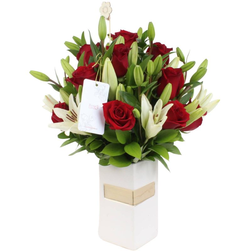 Pascuala Rosas rojas y Liliums blancos - Arreglo floral con lilums blancos y rosas rojas Pascuala Rosas rojas y Liliums blancos - Arreglo floral con lilums blancos y rosas rojas