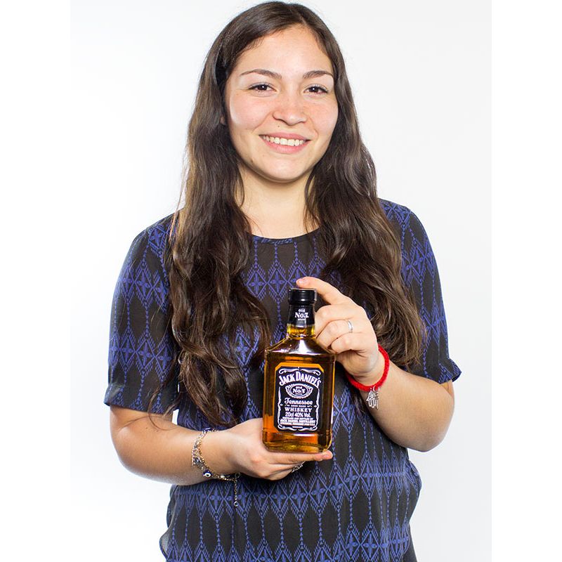 Foto con persona Jack Daniels 200ml - Flores a domicilio Foto con persona Jack Daniels 200ml - Flores a domicilio