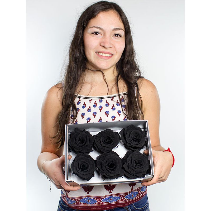 Foto con persona Rosas Naturales Preservadas Negras 6 und - Flores a domicilio Foto con persona Rosas Naturales Preservadas Negras 6 und - Flores a domicilio