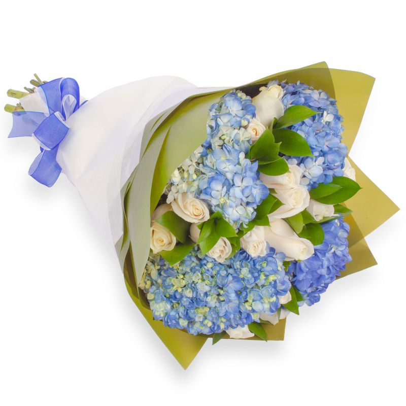 Ramo de flores - Ramo circular con Hortensias Azules y rosas ecuatorianas  blancas, Florería Rosalinda
