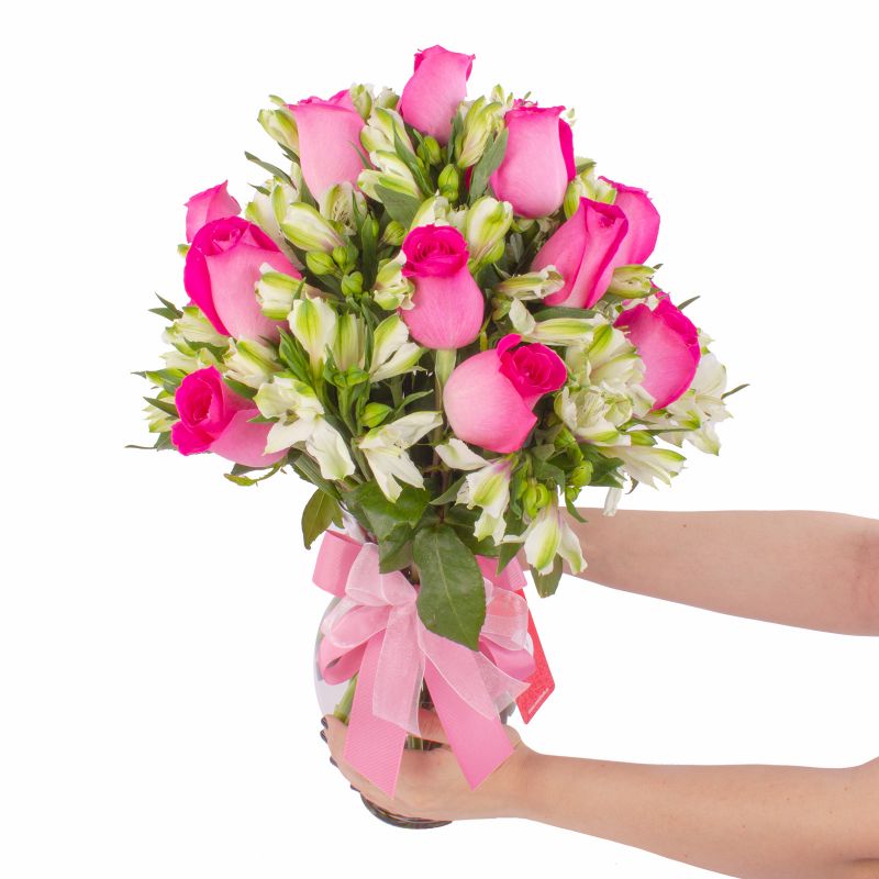 Foto con persona Amor fucsia en anfora - Flores a domicilio Foto con persona Amor fucsia en anfora - Flores a domicilio