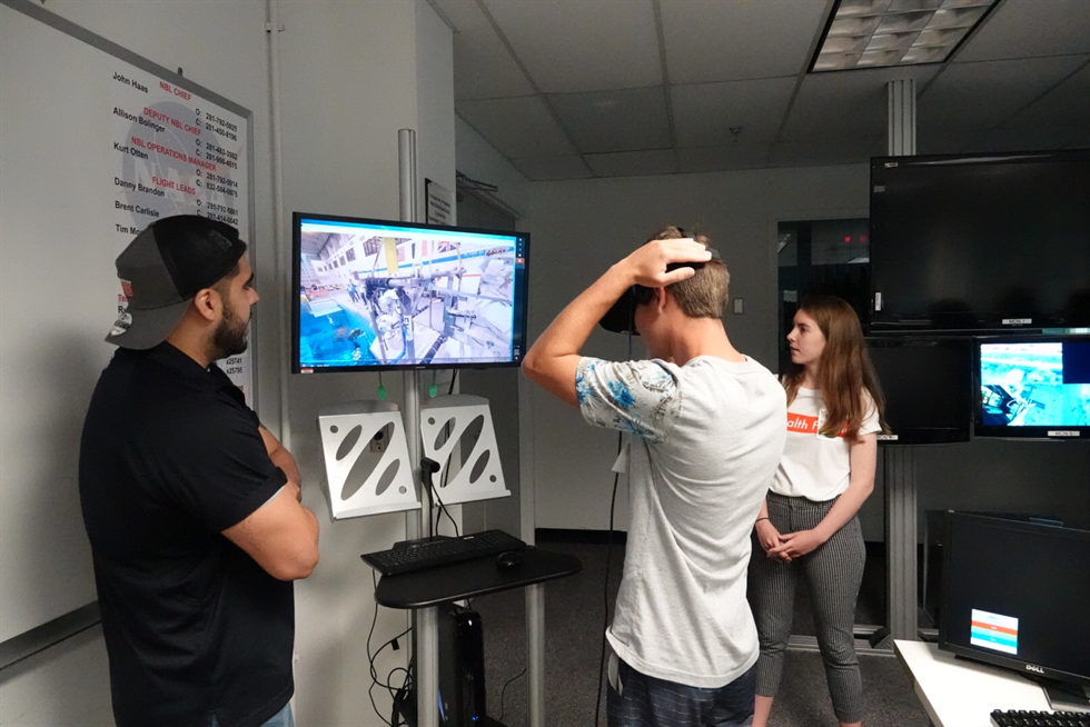 Students go for a digital swim with the NBL’s virtual reality simulator. 