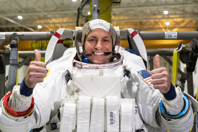 Cassanda shows his enthusiasm for spacewalk training