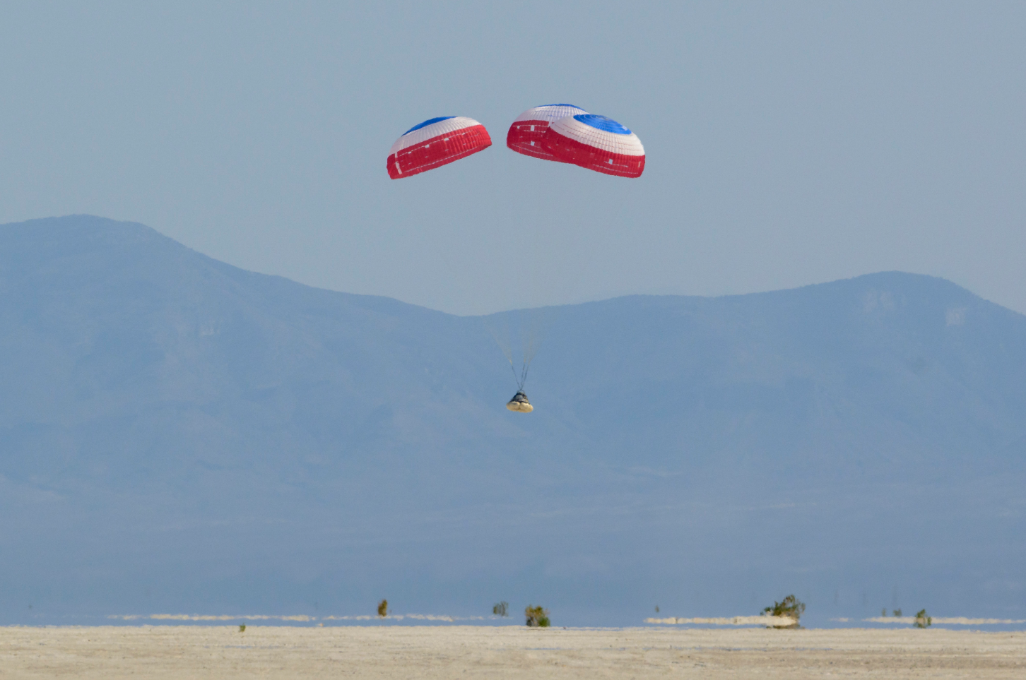 Boeing’s CST-100 Starliner spacecraft lands at White Sands Missile Range’s Space Harbor on May 25, 2022, in New Mexico. Credits: NASA/Bill Ingalls