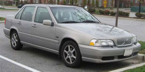 1999 Volvo S70 - Car won't start, oil leaking
