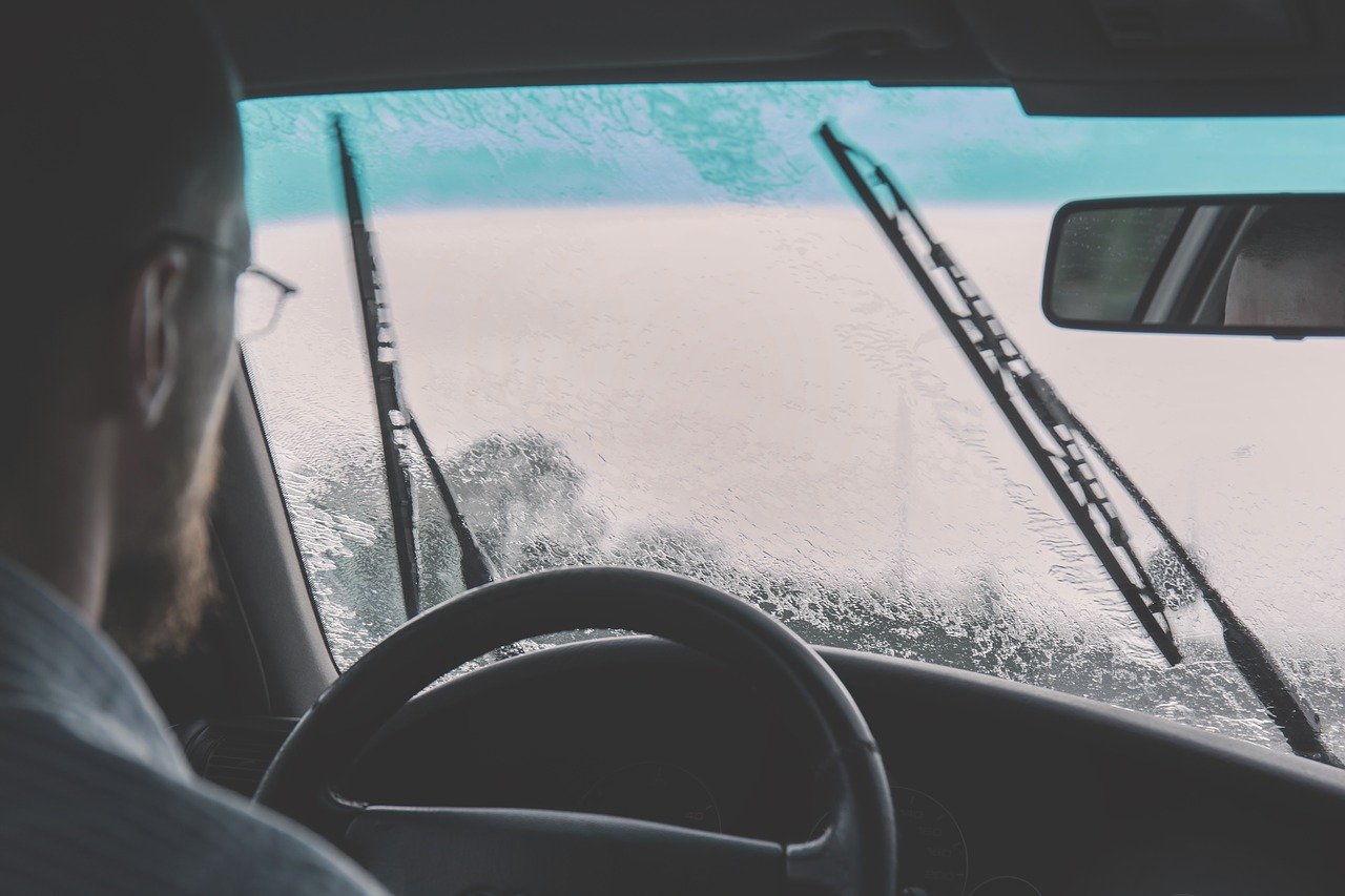 Drivers at risk of £2,500 fine and three points for wiper blade error - how  to check - Mirror Online