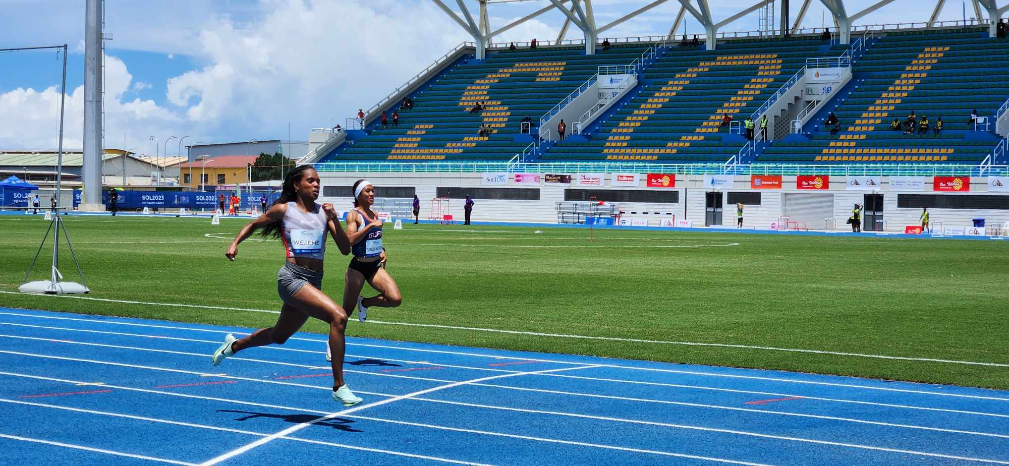 Athlé Esther Wéjième finale 200m.jpg