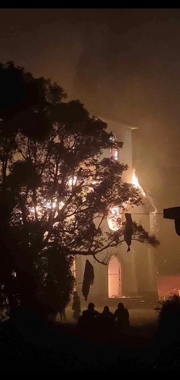 Eglise en feu 2.jpeg