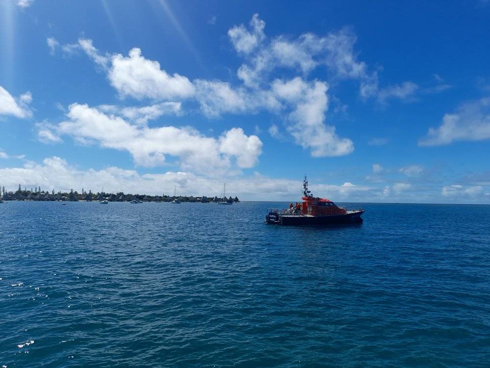 Nouméa : ils naviguent en toute sécurité sur un bateau insubmersible -  Nouvelle-Calédonie la 1ère