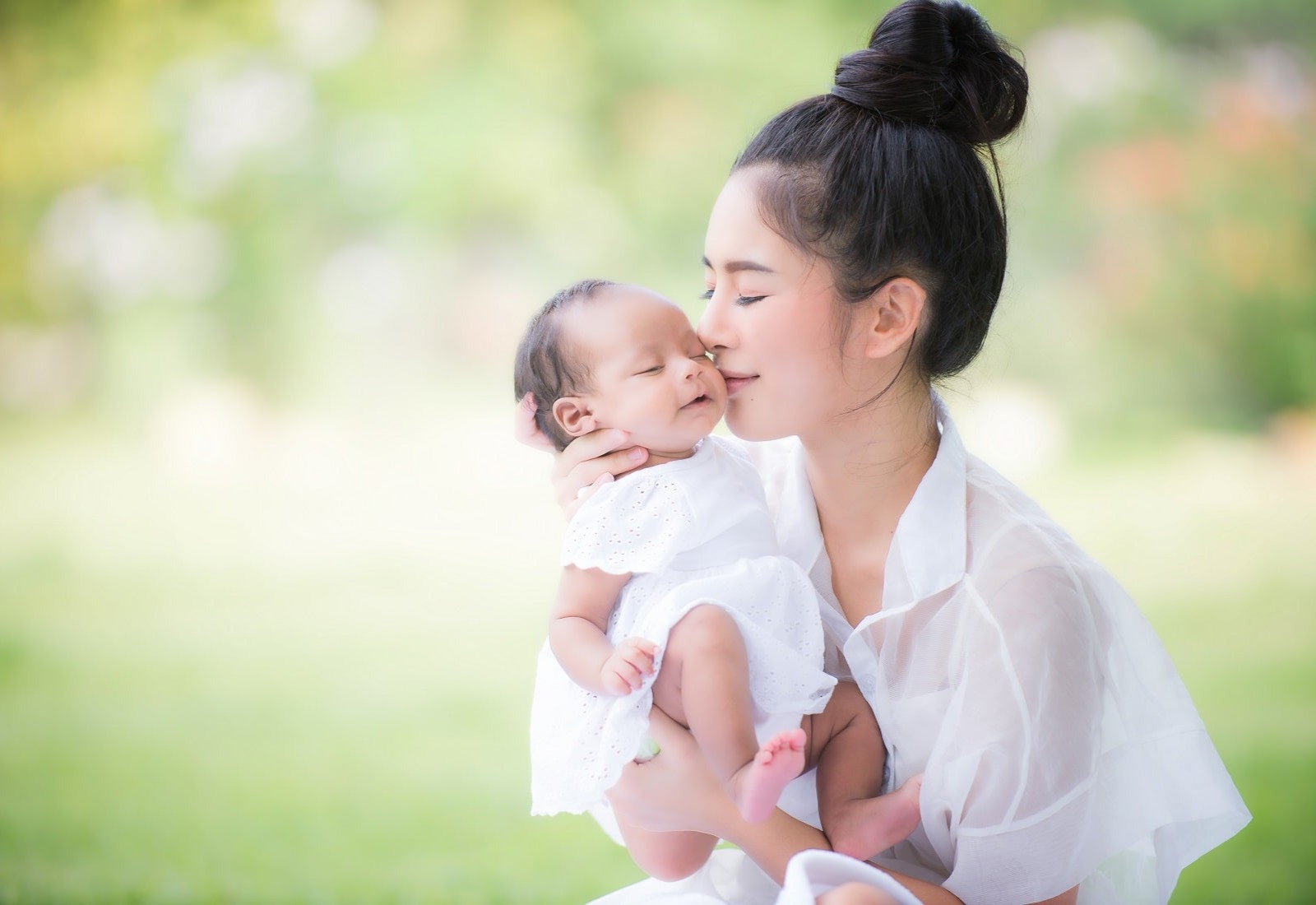 Begini Cara dan Teknik Tepat Menggendong Bayi Baru Lahir