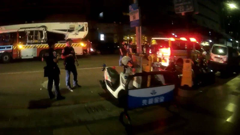 🚨 【社會救援】高雄17歲少女5樓墜下！22歲消防員慘變「肉墊」遭砸中，傷勢竟比當事人還重