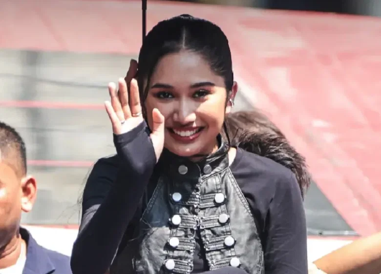 🌟 【Inspirational Spotlight】Light of Southeast Asia! 16-year-old Thai Guitarist Nene (Nene Royal) Wins America's Got Talent Championship, Returns to Bangkok to Cheers from All