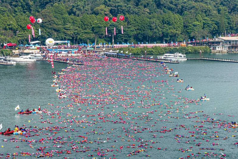 🏊‍♂️ 【體育盛事】2026 日月潭萬人泳渡！2.1萬人熱血挑戰，「實名制雙晶片」安全大升級