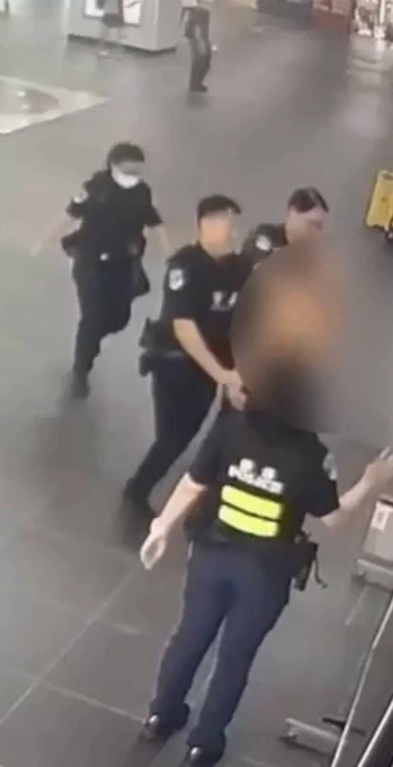 🚨 【北車脫序行為引發執法】菲籍男子全裸「遛鳥」遭壓制送醫！鐵警依法函送，觸犯《公然猥褻罪》