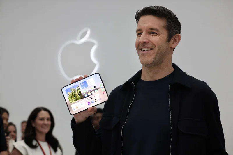 📱 【科技新訊】蘋果迎來摺疊機時代！新任執行長首秀推出「iPhone Duo」，價格具競爭力