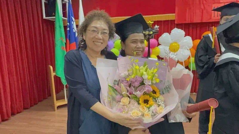 🎓 【八年不放棄的求學夢】48 歲印尼新住民空大畢業！陪伴孩子成長、克服語言障礙，證明「學習永遠不晚」