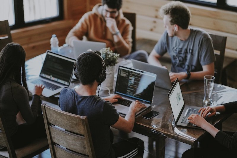 The role of public and internal communication for growing companies