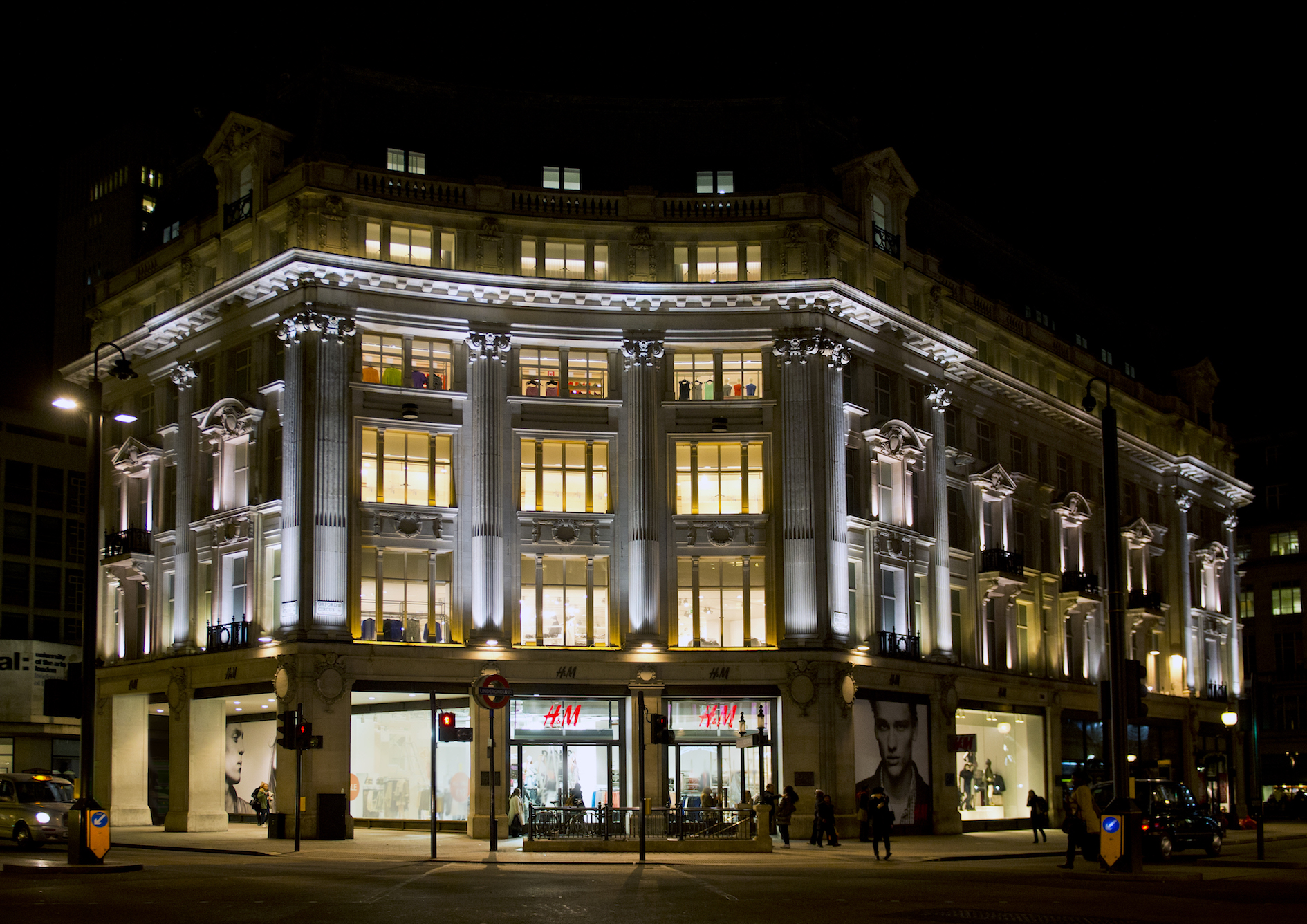 H&M tests out voice and augmented reality tech