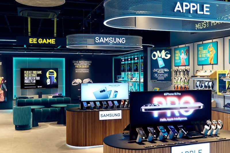 First EE Experience store opens in Birmingham with appearance from former football star Emile Heskey
