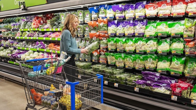 Sydney Sweeney, 3D billboards, virtual try on and Snapchat: this week's coolest retail technology plays