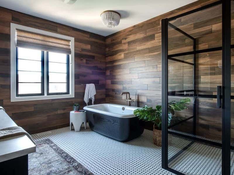 What are the disadvantages of a freestanding bath?
