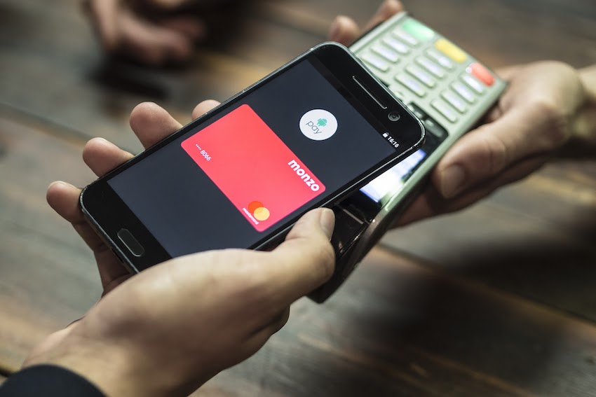 UK smartphone spending breezes past tablet, eMarketer