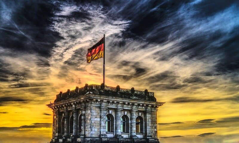 Apple warns of risks posed by new German mobile payments law