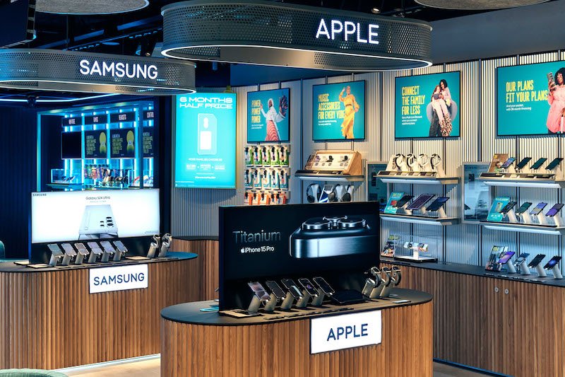 EE teams with ex-England Rugby player Ugo Monye to open new Bristol Experience store in Cabot Circus
