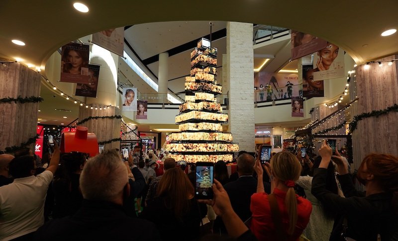 Mall of the Emirates unveils carbon neutral LED Christmas tree