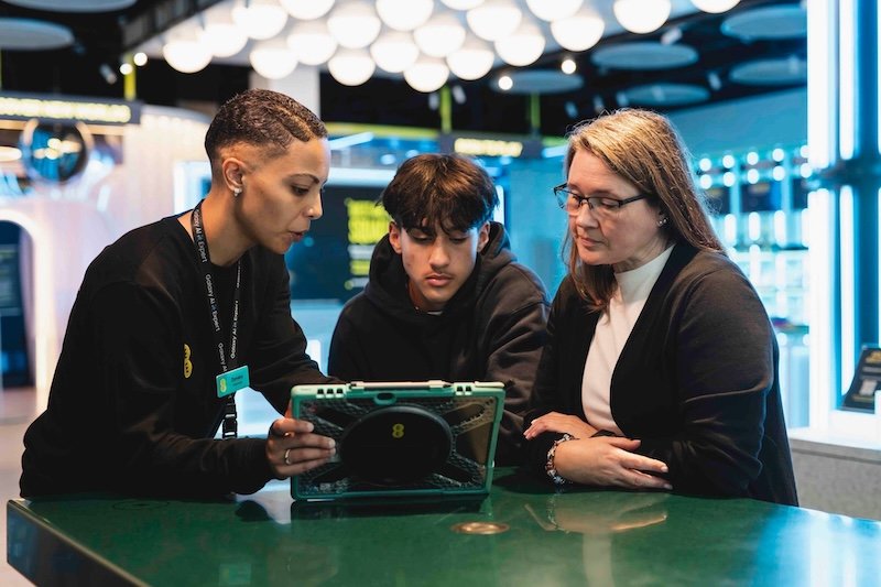 EE focuses on digital wellbeing as it launches Stay Safe with AI appointments in Essex stores