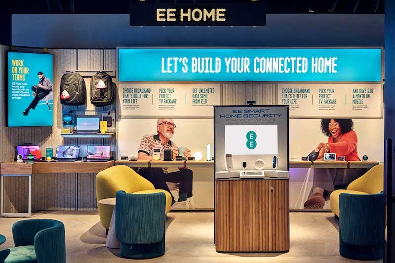 EE opens new Gateshead Experience store in Metrocentre with Newcastle United legend Shay Given 