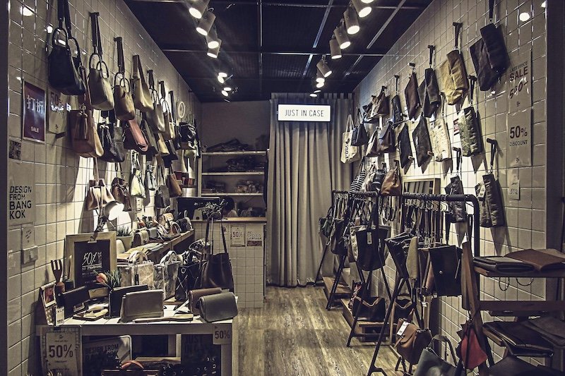 Using SWOT analysis to identify opportunities and threats for retailers