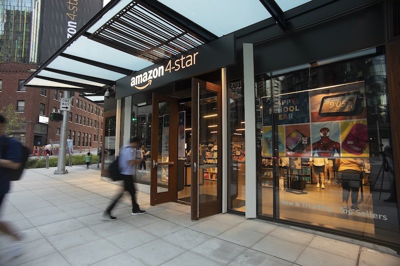 Amazon closes physical stores: industry observers have their say