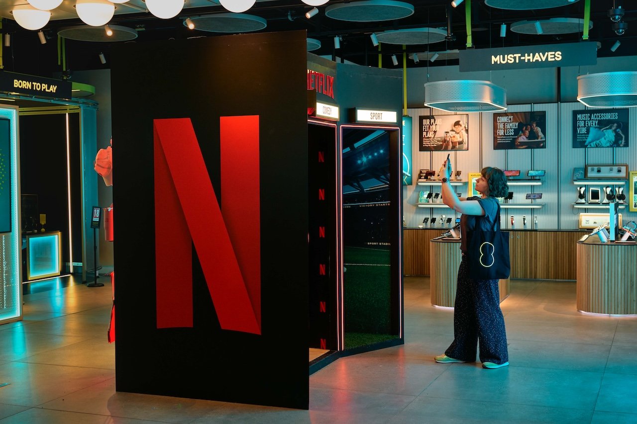 EE and Netflix invite TV and film fans to step inside immersive pop-up at flagship EE Studio store