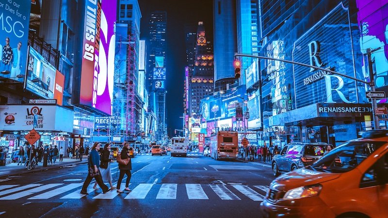 What is the role of digital signage in the modern omnichannel strategy?