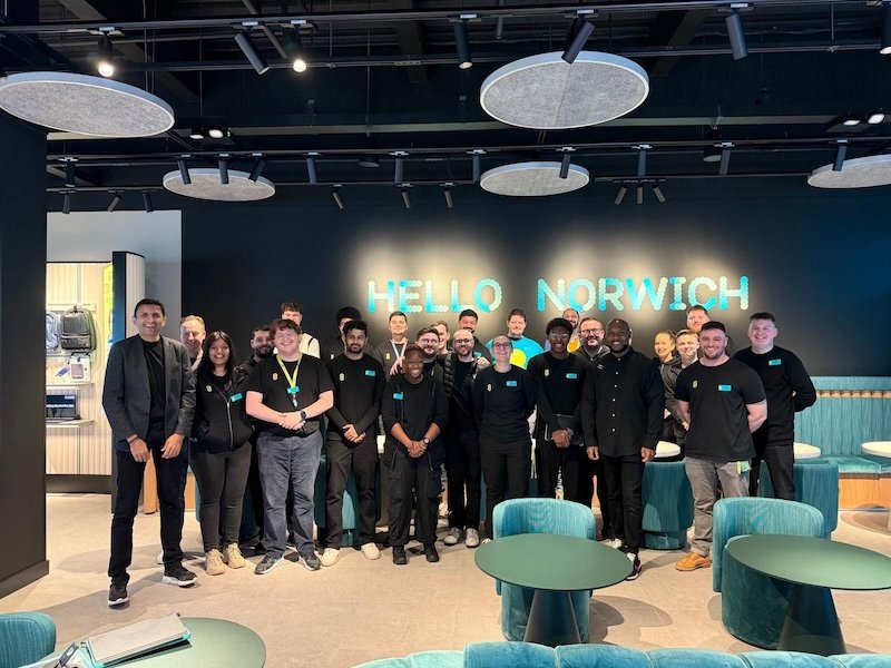 EE wraps up huge year on UK high street with new Experience store in Norwich’s Chantry Place shopping centre