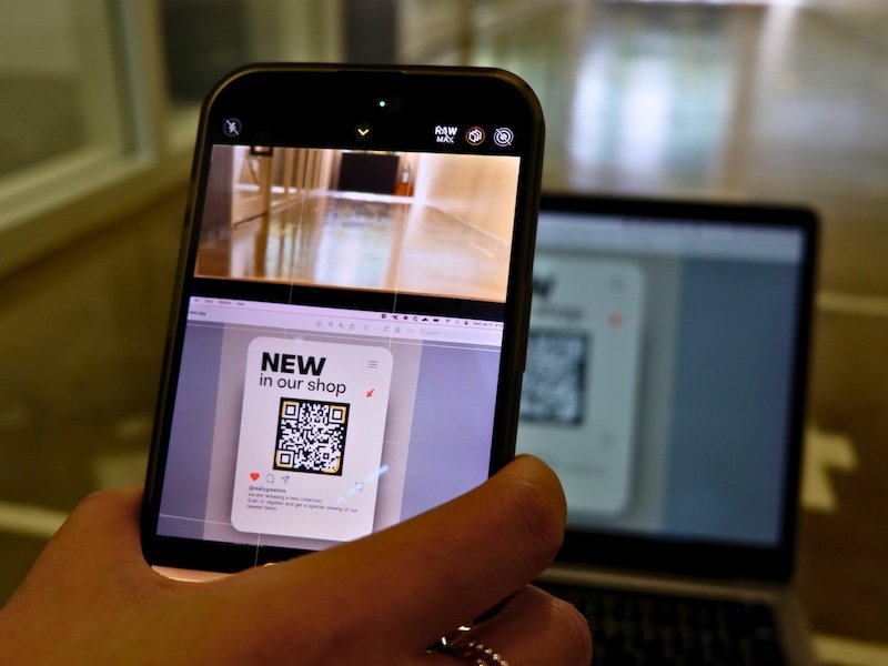 Harnessing QR codes on social networks