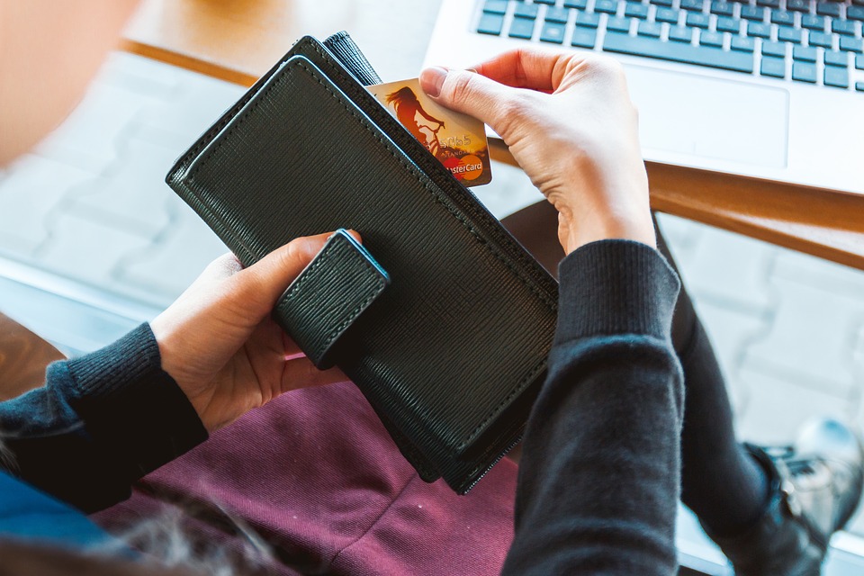 Online retailers bank on warm weather boost after average April