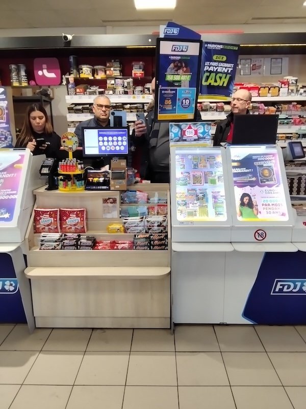 Maison de Vapotage and Privately eye millions of AI powered age checks for French retailers